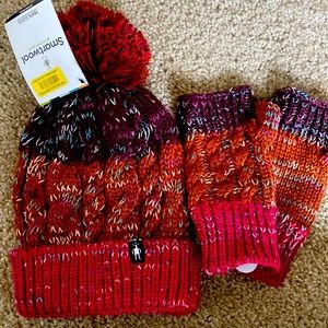 Smartwool beanie and gloves with tags. Super cute!